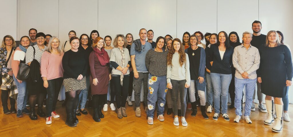 Gruppenbild neue Mitarbeiter:innen bei Rettet das Kind Burgenland