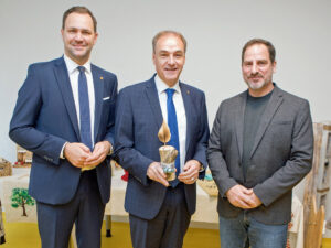 Soziallandesrat Dr. Leonhard Schneemann (Mitte) gemeinsam mit Soziale Dienste Burgenland-Geschäftsführer Dr. Johannes Zsifkovits (l.) und Förderwerkstätte Jennersdorf-Leiter Karl Heinz Puchas (r.).