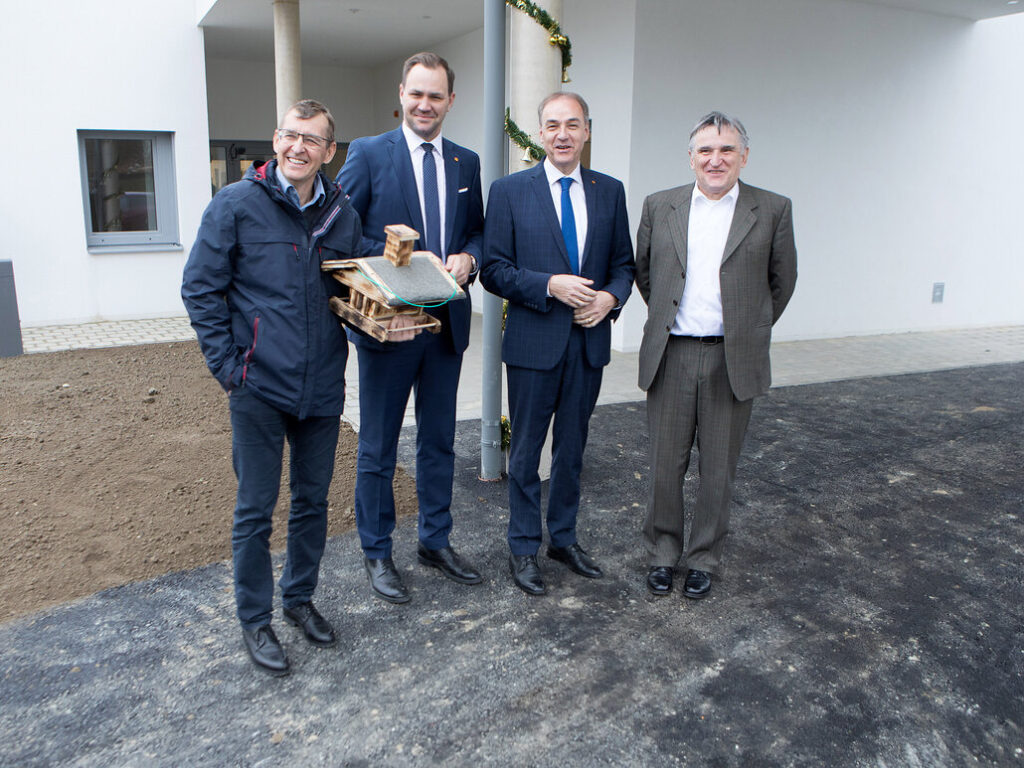 Landesholding Burgenland-Prokurist Mag. Peter Dopler, Soziale Dienste Burgenland-Geschäftsführer Dr. Johannes Zsifkovits, Soziallandesrat Dr. Leonhard Schneemann und Rettet das Kind Österreich-Generalsekretär Walter Paulhart (v.l.) vor der neuen Förderwerkstätte in Jennersdorf.